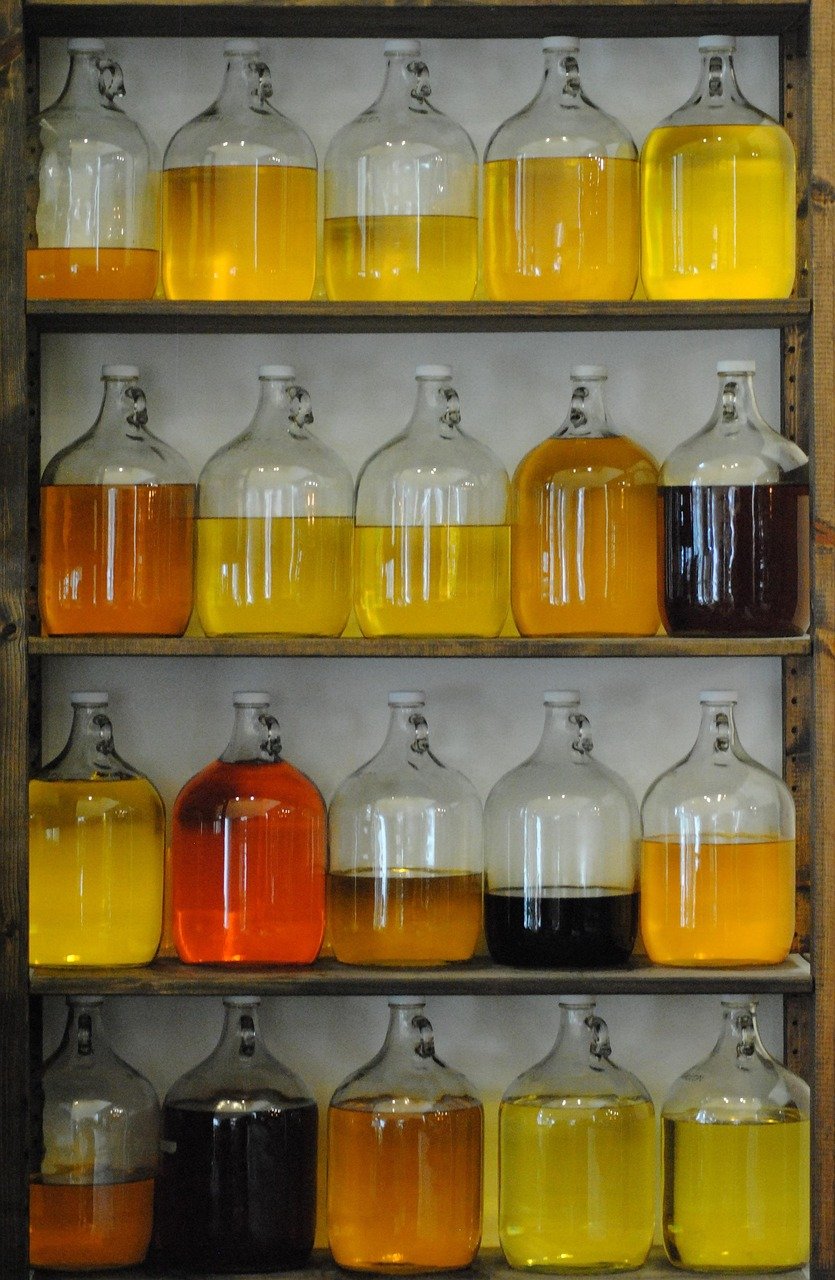 The World of Natural Botanical Extracts: Essential Oils, CO₂ Extracts, and Absolutes